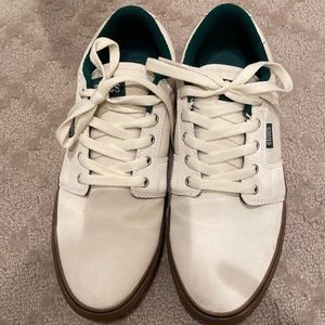 White suede Etnies men’s shoes. Sz 9.